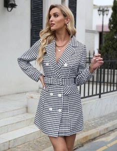 Détail de la robe blazer à motif pied-de-poule avec revers et boutons à double boutonnage