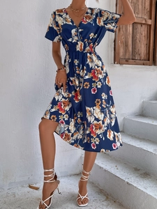 Detail of V-neck floral summer dress with elastic waist and vibrant flower patterns