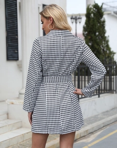 Détails d'une élégante robe blazer pied-de-poule noire et blanche avec ceinture