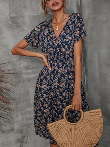 Detail of V-neck short sleeve dress with elastic waist and navy floral print