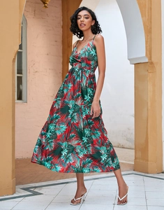 Détail de l'imprimé palmier tropical et de la taille plissée sur une robe midi d'été