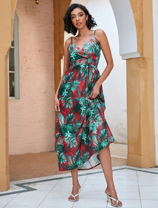 Détail de la robe longue à imprimé tropical avec col en V et taille cintrée plissée