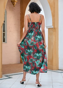 Détail du dos smocké sur robe longue à imprimé feuilles tropicales rouges et vertes