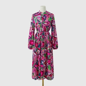 Détail d'une robe à imprimé feuilles avec manches longues et col mandarin boutonné