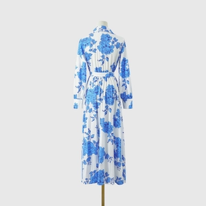 Détail de l'imprimé floral grandes roses bleues sur robe mi-longue à manches longues