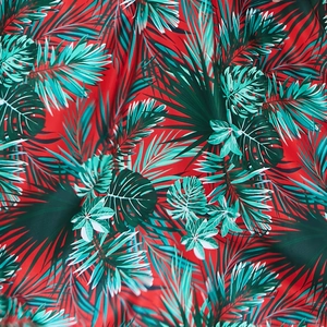 Détail du motif de feuilles de palmier tropicales pour robes d'été en rouge vif