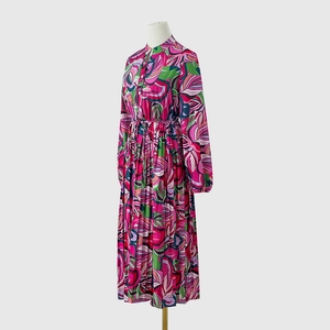 Détails de l'imprimé floral abstrait et de la jupe plissée sur la robe midi à manches longues