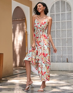 Détail de l'imprimé cachemire ethnique et du décolleté en V profond sur cette robe