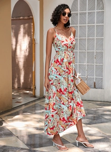 Détail du motif floral bohème sur une robe d'été rouge et cyan à taille élastique