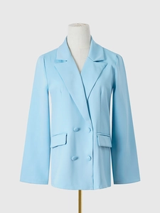 Détail d'un blazer croisé bleu clair avec revers à encoche et poches à rabat