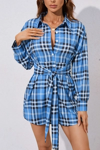 Detalle del vestido camisero de cuadros azules y negros con solapa y botones blancos