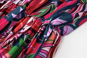 Détail de la taille élastique et de l'imprimé floral tropical sur cette robe d'automne