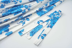 Vue détaillée des plis à imprimé floral bleu sur une robe d'automne blanche