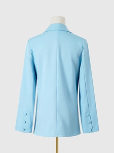 Vue arrière du blazer bleu clair avec coupe ajustée et poignets boutonnés