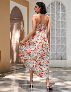 Détail d'une robe longue à imprimé paisley montrant le dos élastique smocké