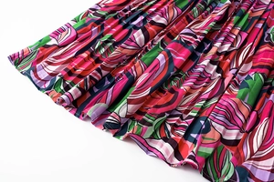 Détail du tissu plissé avec imprimé floral géométrique abstrait aux couleurs vives et intenses