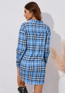 Detalle de vestido camisero de cuadros de manga larga con dobladillo curvo y azul