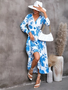 Détail de robe mi-longue à manches longues avec imprimé floral bleu et ceinture