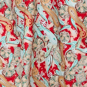 Détail rapproché de l'imprimé cachemire rouge sur cette robe d'été mi-longue