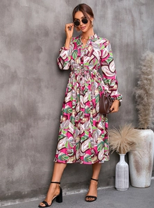 Robe midi à imprimé feuilles avec manches longues et taille à cordon de serrage sur mannequin