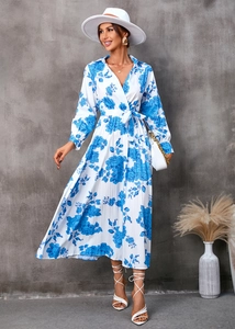 Robe portefeuille à col en V avec imprimé floral bleu et jupe plissée en mousseline
