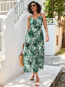 Détail de l'imprimé palmier tropical et taille haute smockée sur robe d'été midi