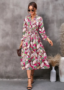 Détail d'une robe d'automne à manches longues avec motifs de feuilles et taille à cordon