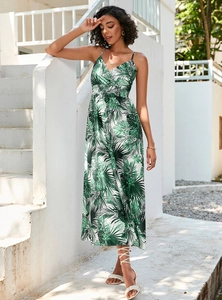 Gros plan sur le décolleté en V et l'imprimé palmier tropical de la robe d'été longue