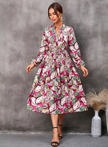 Détail d'une robe mi-longue à manches longues pour l'automne avec imprimé de feuilles