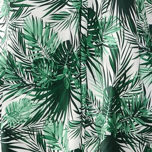 Vue détaillée de l'imprimé tropical de feuilles de palmier et monstera sur tissu d'été