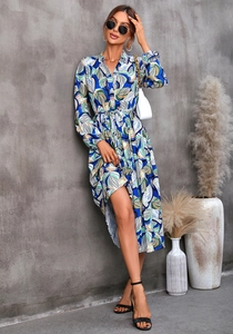 Détail de la robe à imprimé feuilles tropicales bleues et vertes avec lien à la taille