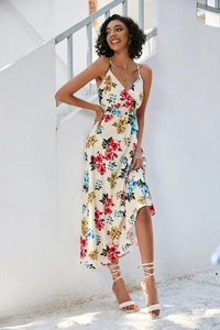 Détail de la robe maxi d'été fleurie avec col en V profond et taille élastiquée