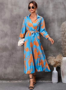 Détails d'une robe maxi à fleurs avec ceinture à nouer et jupe plissée