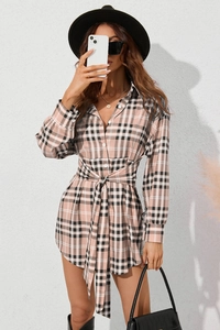 Detalle del vestido de cuadros de manga larga con botones de botonadura sencilla y cinturón