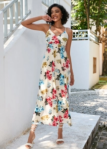 Détails de la robe midi d'été avec imprimés floraux colorés et taille cintrée