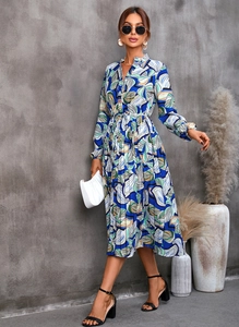 Détails d'une robe mi-longue à motif feuilles avec boutonnage, col à revers et ceinture