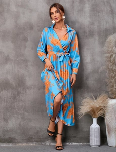 Gros plan sur robe longue bleue à imprimé fleuri avec décolleté en V et détails plissés