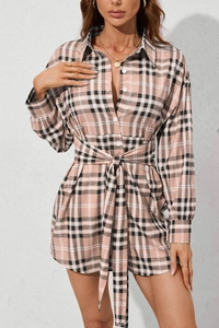 Detalle del vestido camisero de cuadros rosas con botones y cinturón de lazo
