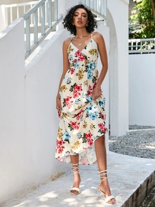 Détail d'une robe d'été fleurie avec col en V et taille haute à l'ourlet fluide et élégant