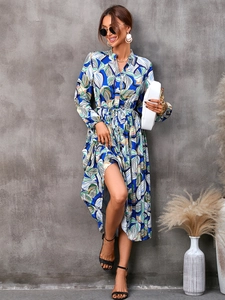 Détail d'une robe mi-longue à manches longues avec imprimé tropical et taille nouée