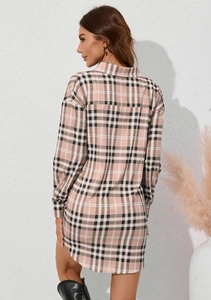 Detalle de vestido camisero a cuadros rosa y negro con silueta trasera y dobladillo