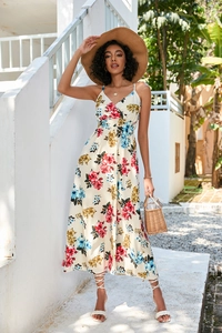 Détail de robe longue fleurie à col en V avec taille haute et style bohème de vacances