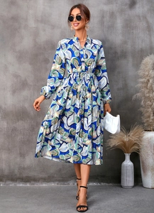 Détail d'une robe chemise midi bleue à manches longues avec imprimé feuillage et cordon
