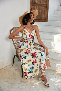 Détail d'une robe longue d'été à fleurs avec col en V et motif imprimé bohème