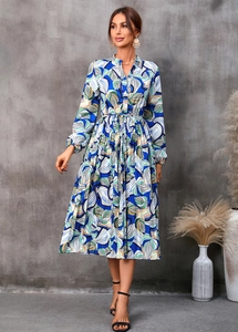 Détail de robe longue à manches longues avec imprimé feuilles et taille coulissée