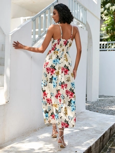 Détail du dos smocké d'une robe d'été mi-longue à fleurs pour femmes élégantes