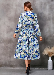 Vue arrière d'une robe à manches longues avec imprimé feuilles et jupe plissée