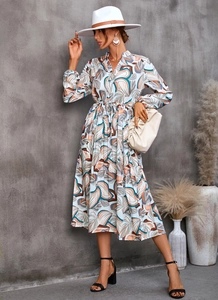 Vue détaillée du motif de feuilles sur cette robe midi élégante à manches longues