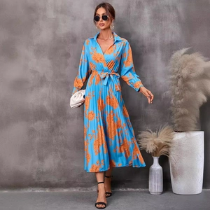 Robe midi élégante bleu clair à manches longues avec col en V, imprimé floral et plis