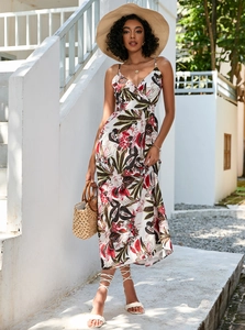 Détail d'une robe longue d'été fleurie pour femmes avec décolleté en V et imprimé tropical